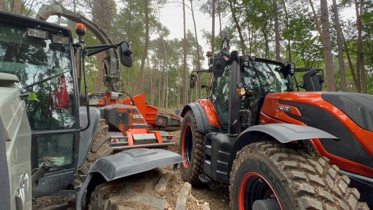 Valtra T235 V e Kesla 316 T Studio Unlimited