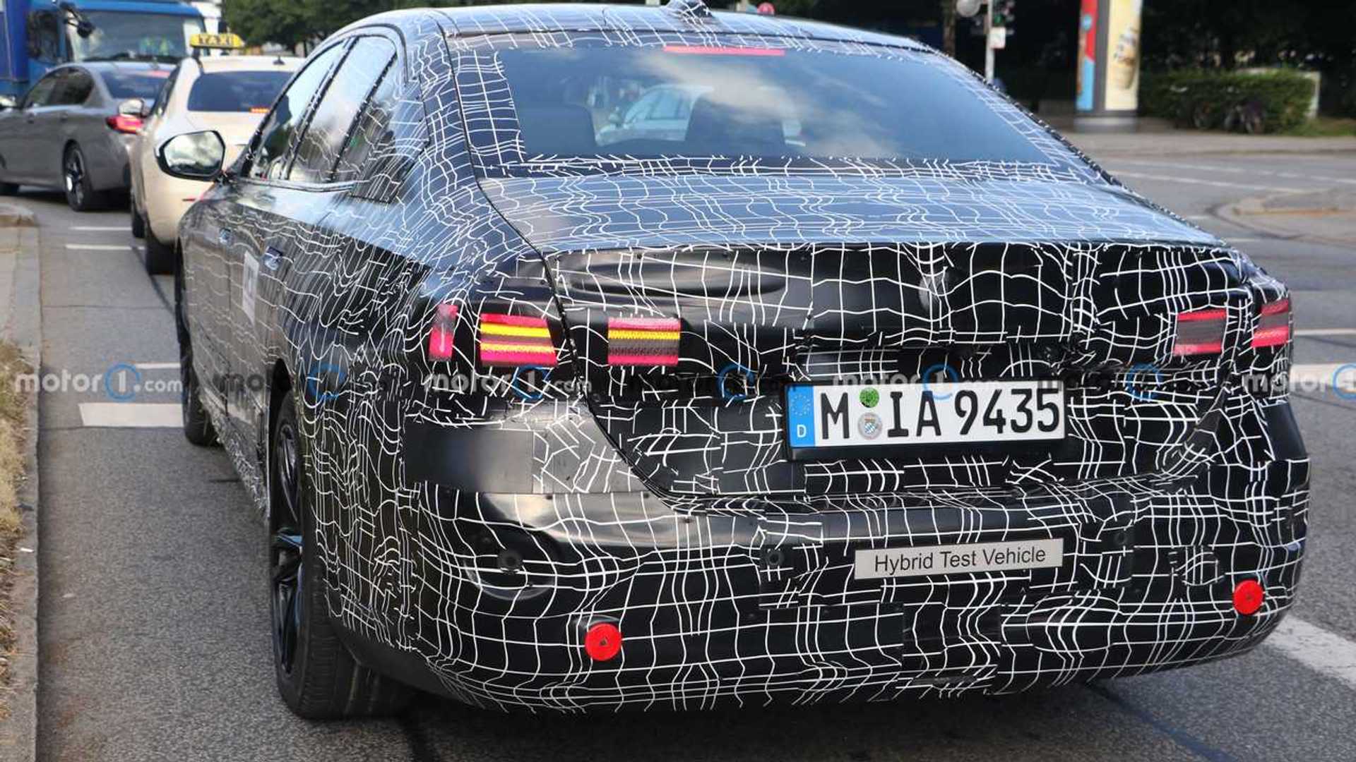 2023-bmw-5-series-with-production-lights-spy-photo.jpg