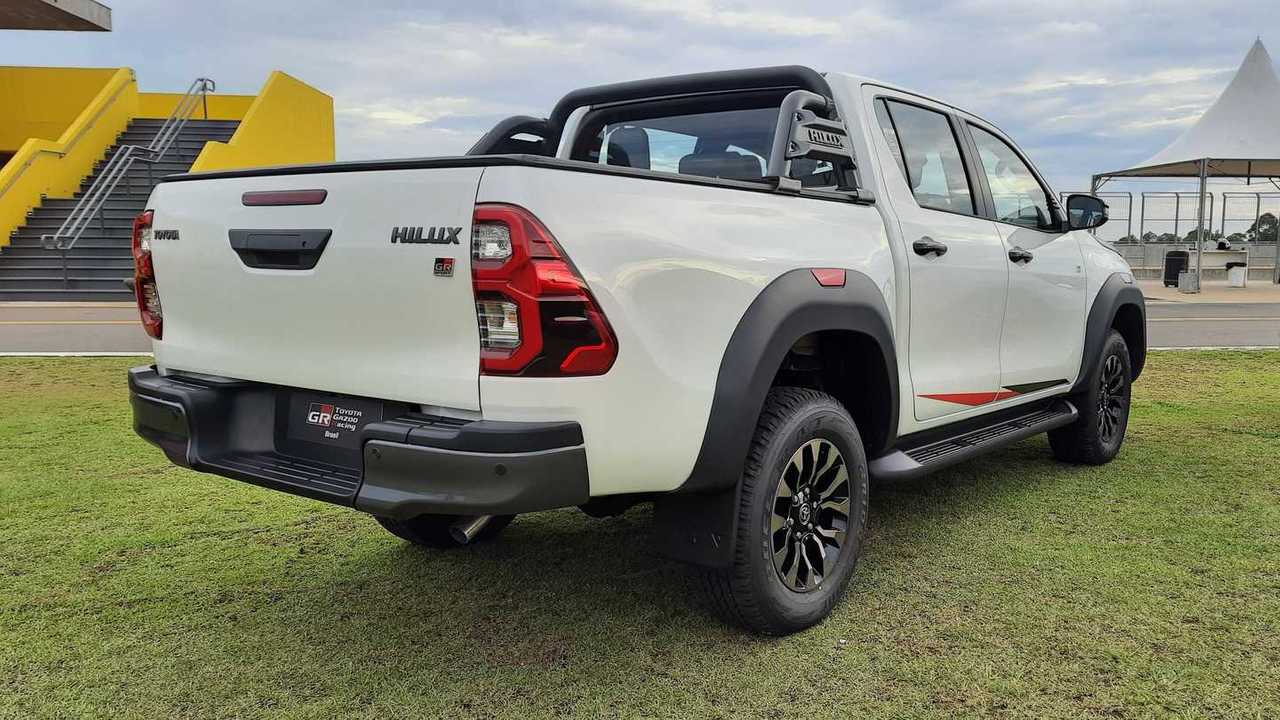 Toyota Hilux GR-S 2023 (2)