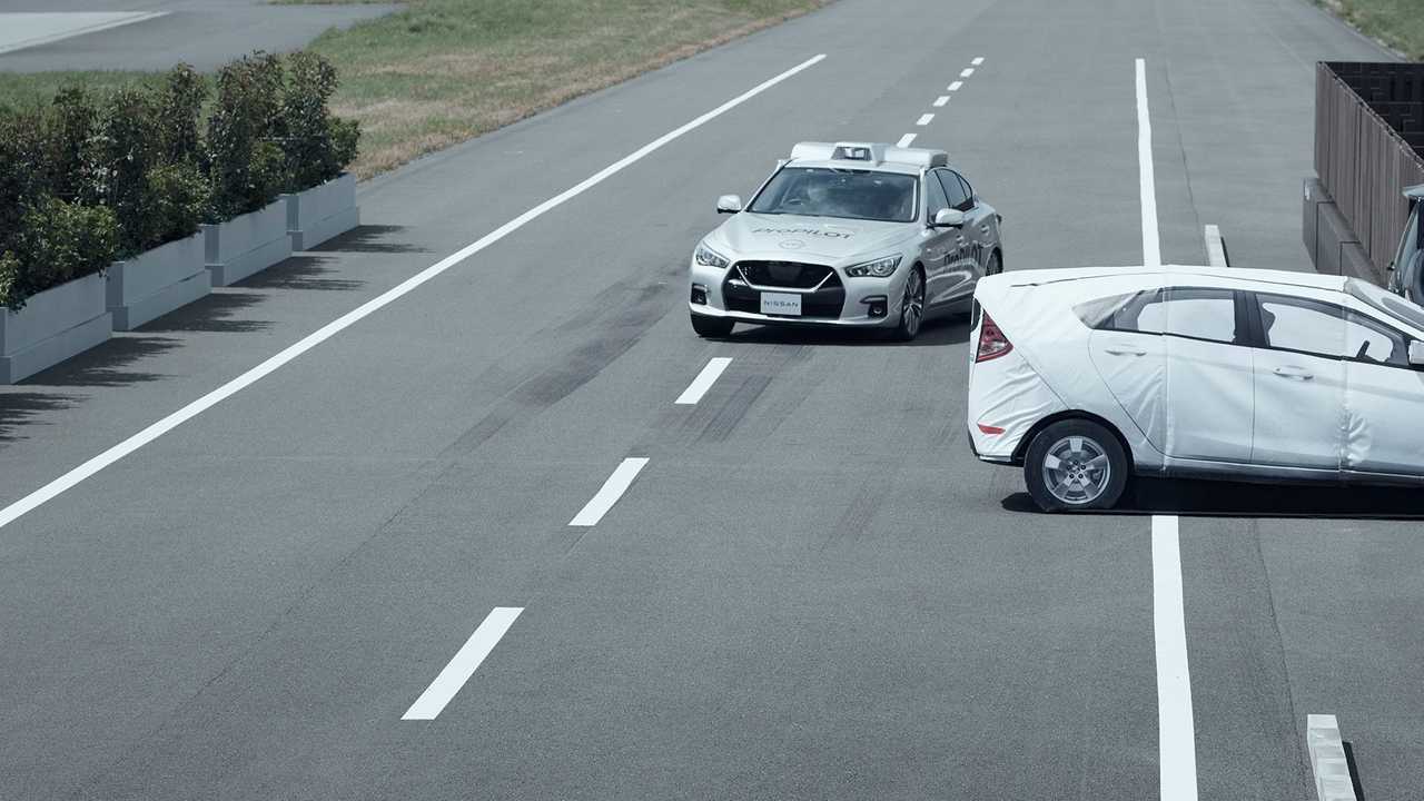 Новая система помощи водителю на Nissan Skyline