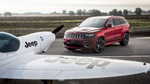 Jeep Grand Cherokee SRT vs Plane