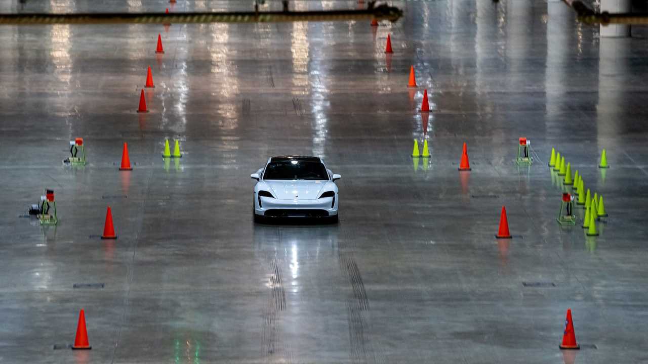 Porsche Taycan Turbo S установил рекорд скорости в помещении