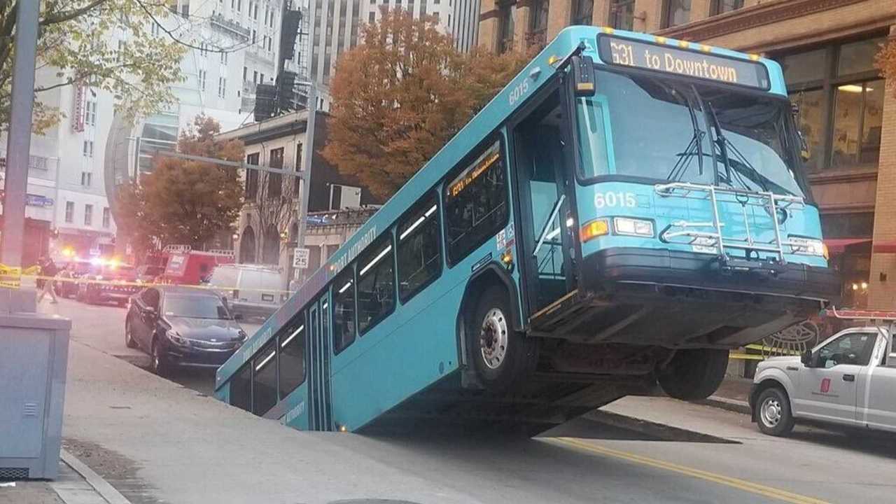 Провал дороги под автобусом