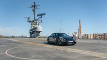 Porsche Taycan sur le pont de l'USS Hornet