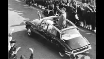 Charles de Gaulle, französischer Staatspräsident von 1959 bis 1969, winkt aus einer offenen Version des Citroën DS (oft zärtlich déesse, also Göttin genannt).