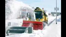 2-Wege-Unimog beim Schneeräumen auf der Schiene