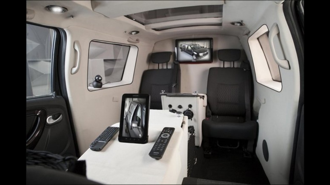 Estudantes transformam Dacia Duster em limousine