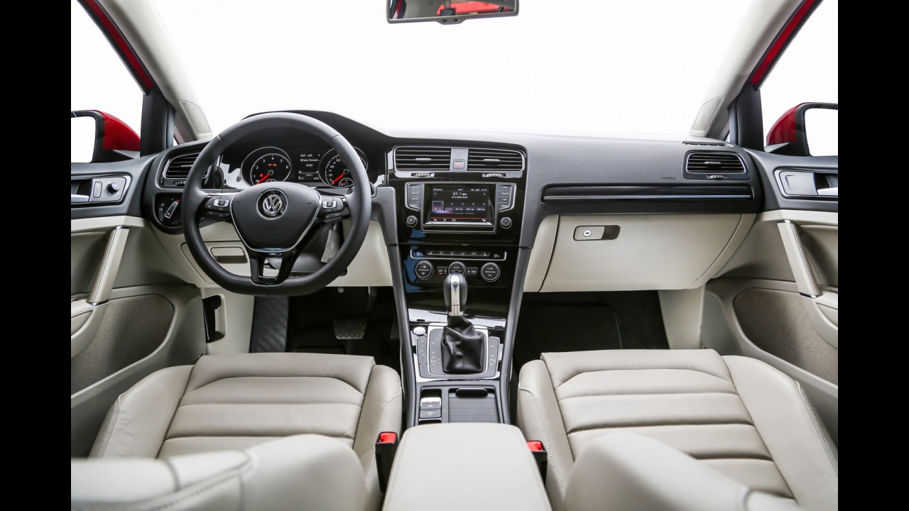 Teste CARPLACE: Hyundai i30 1.8 tem uma "rocha" chamada Golf pelo caminho