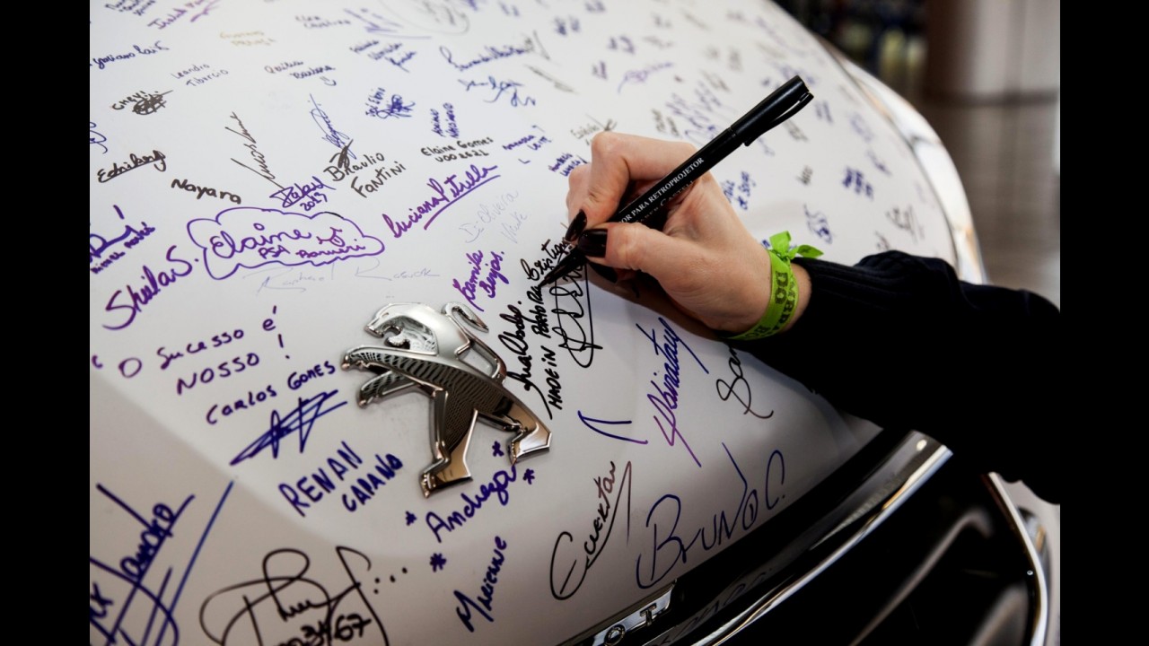 Peugeot 208 é autografado por funcionários brasileiros