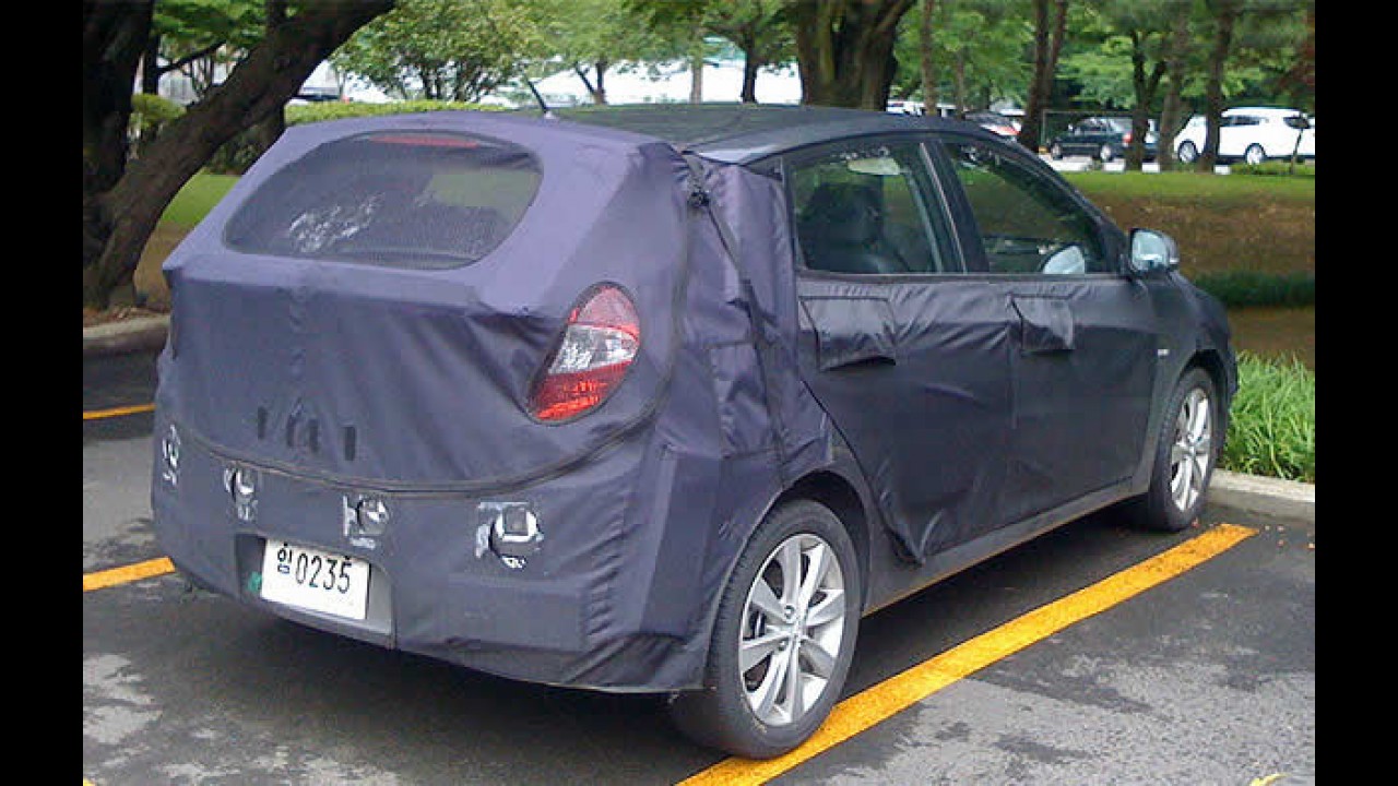 Hyundai Accent Hatch é flagrado com disfarces