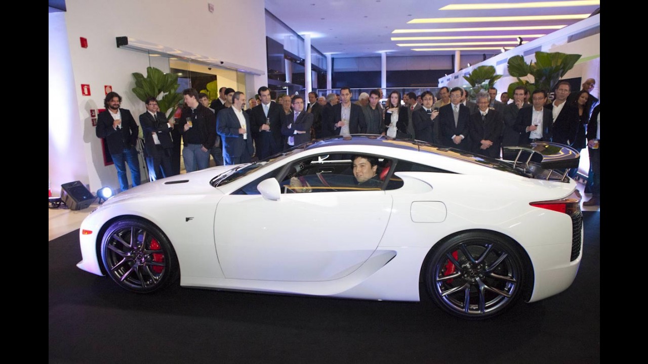 R$ 2,5 milhões: Comprador do único Lexus LFA no Brasil conhecerá a fábrica no Japão