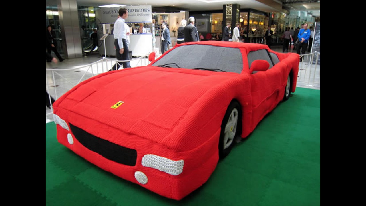 Vovó que fez: Uma Ferrari feita de crochê