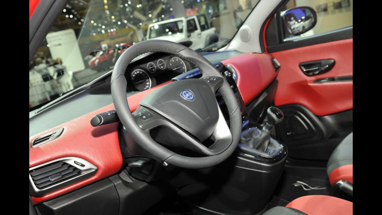 Lancia Ypsilon Black & Red é revelado oficialmente no Salão de Bolonha
