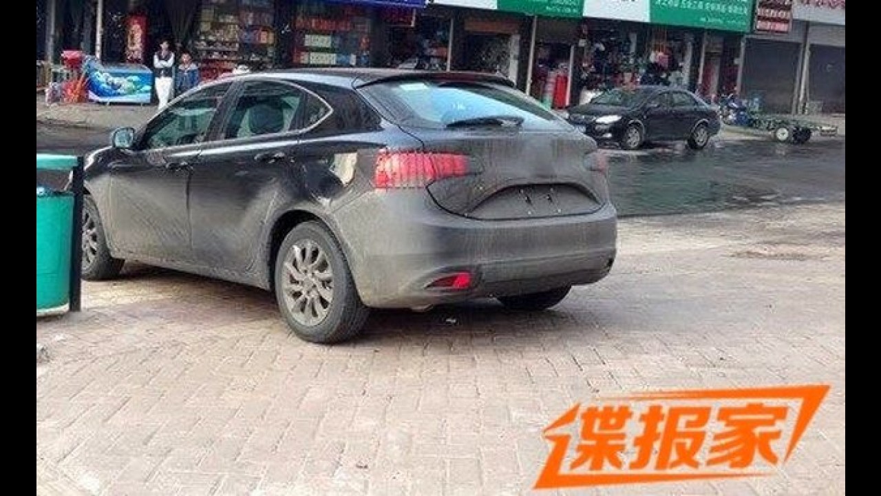 Flagra: substituto do Bravo, Fiat Viaggio hatch circula quase limpo