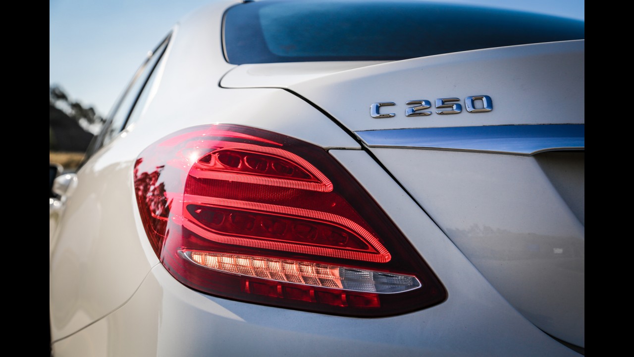 Teste CARPLACE: Mercedes C250 desafia BMW 328i pelo posto de referência