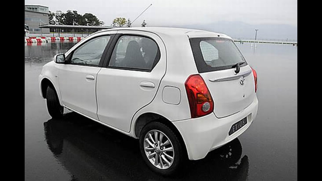 Toyota Etios Liva: Futuro hatch brasileiro é flagrado em versão definitiva na Índia