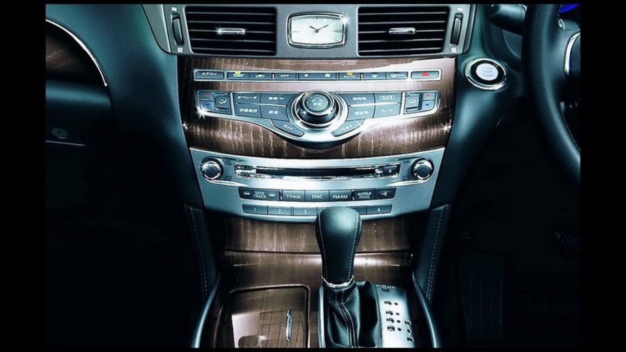 Infiniti M disfarçado: Mitsubishi lança sedã de luxo Proudia no Japão