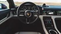 Tableau de bord intérieur de la Porsche Taycan Turbo Cross Turismo 2021