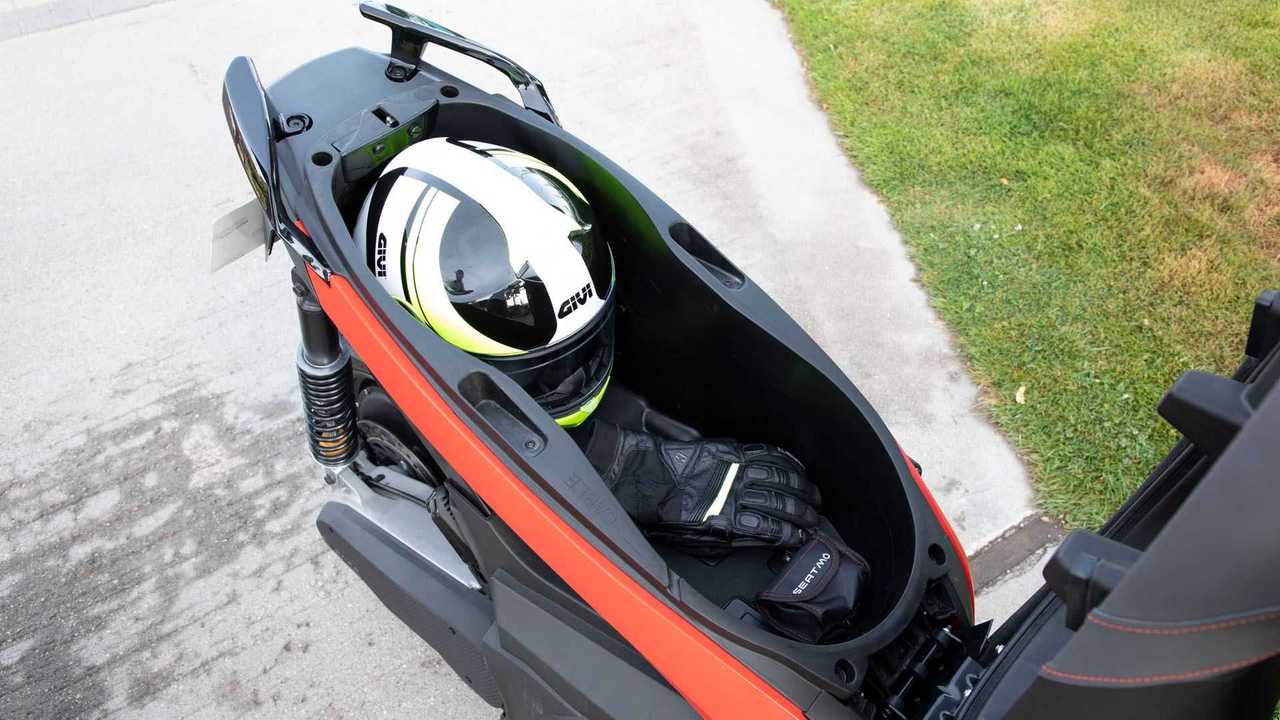SEAT MÓ: patiente y moto eléctricos, para la movilidad urbana