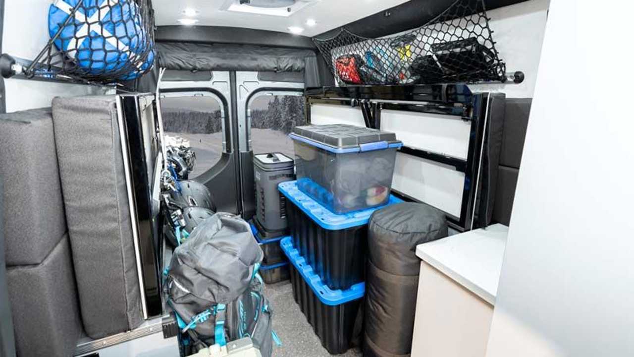 Pleasure-Way Recon 4×4 Adventure Van Mercedes-Benz Sprinter - Almacenamiento trasero