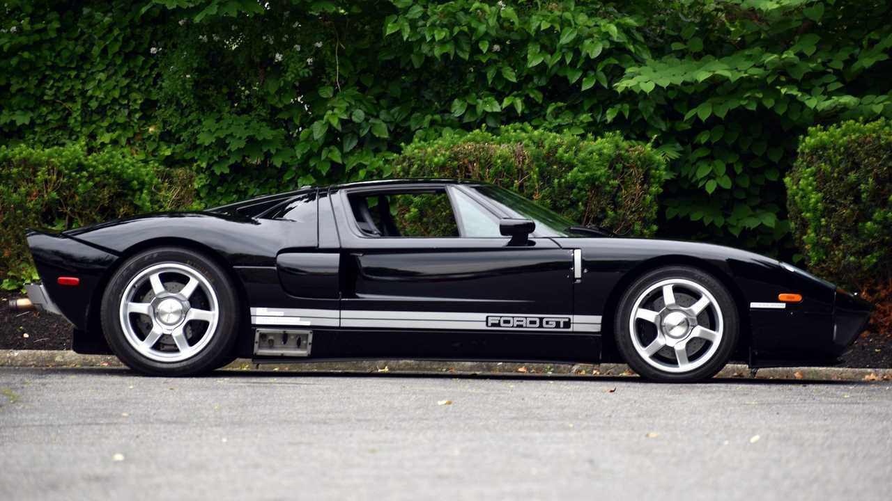 Прототип Ford GT в профиль