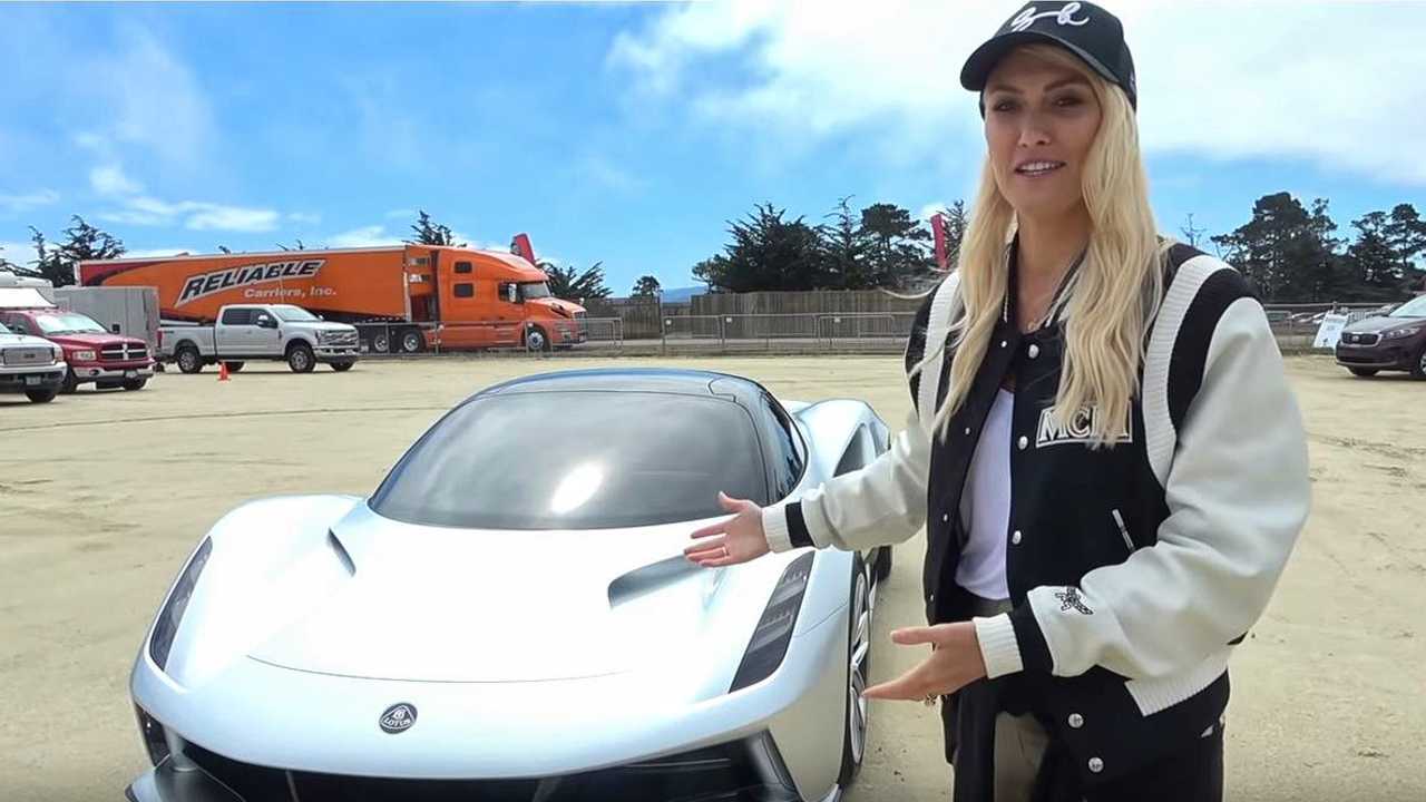 Lotus Evija, la prima guida in un parcheggio