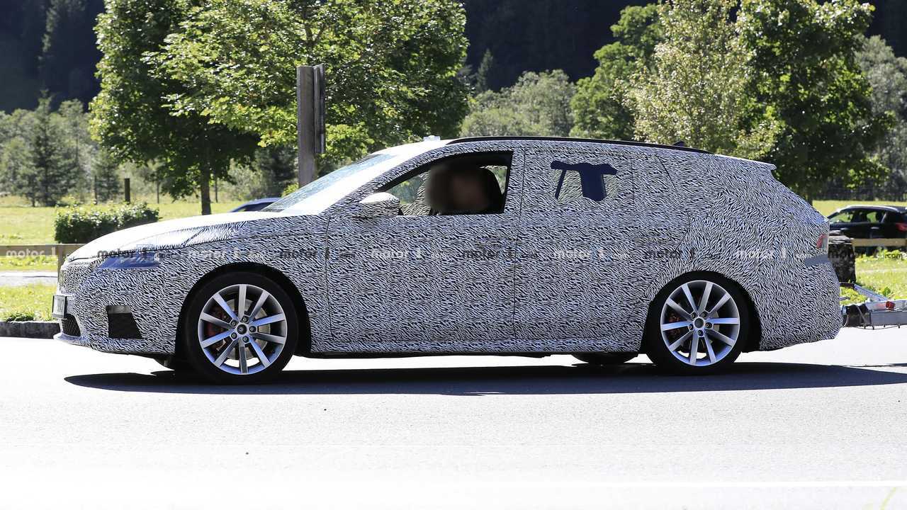 Nuova Skoda Octavia RS Wagon, le foto spia