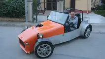 Belgeselden etkilenen adam kendi otomobilini üretti