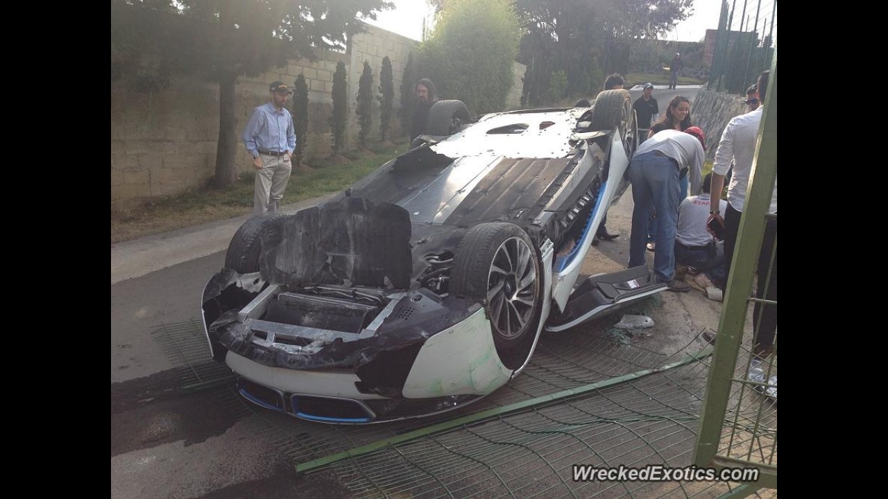 Deu ruim! Jornalista capota BMW i8 durante test-drive para imprensa