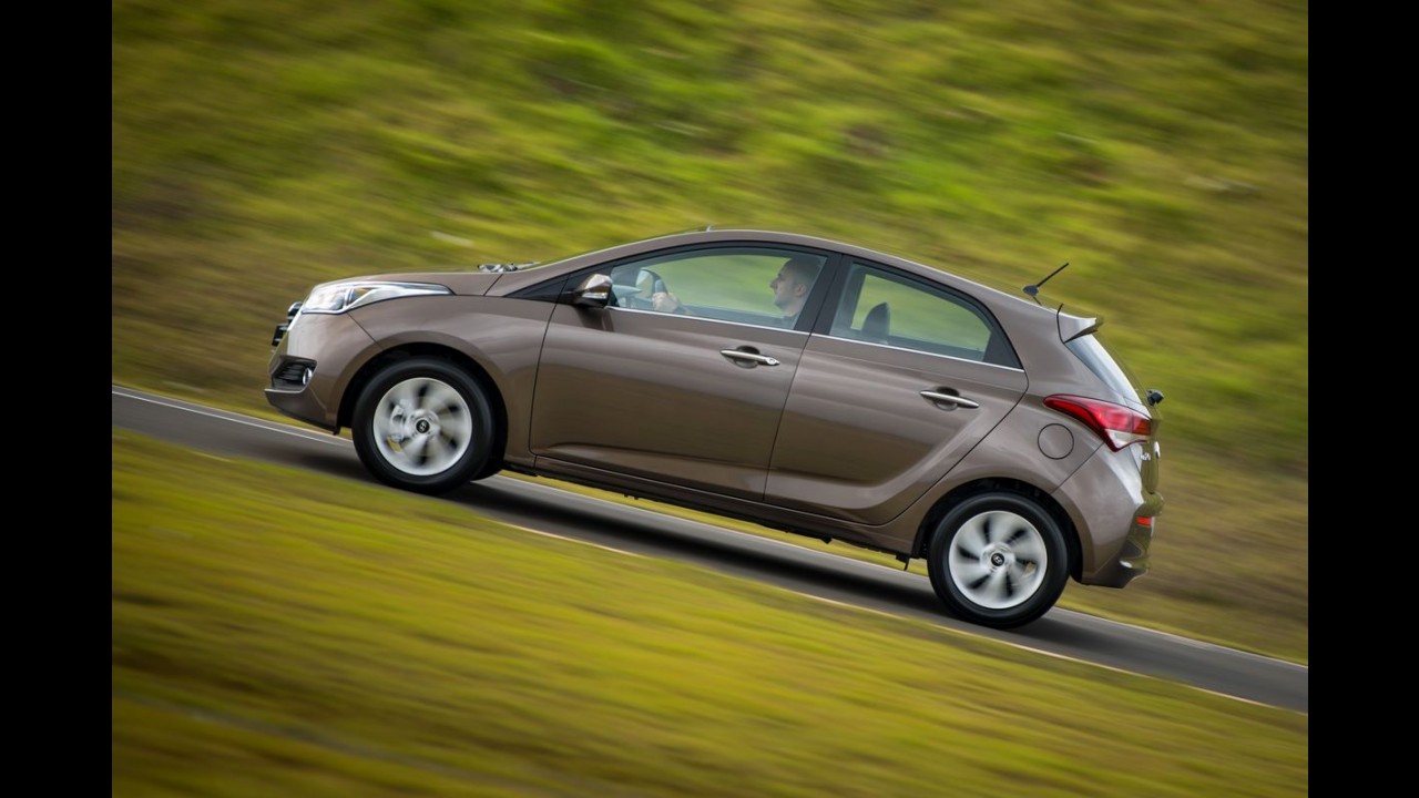 Teste CARPLACE: novo Hyundai HB20 melhora, mas ainda não bate o Fiesta