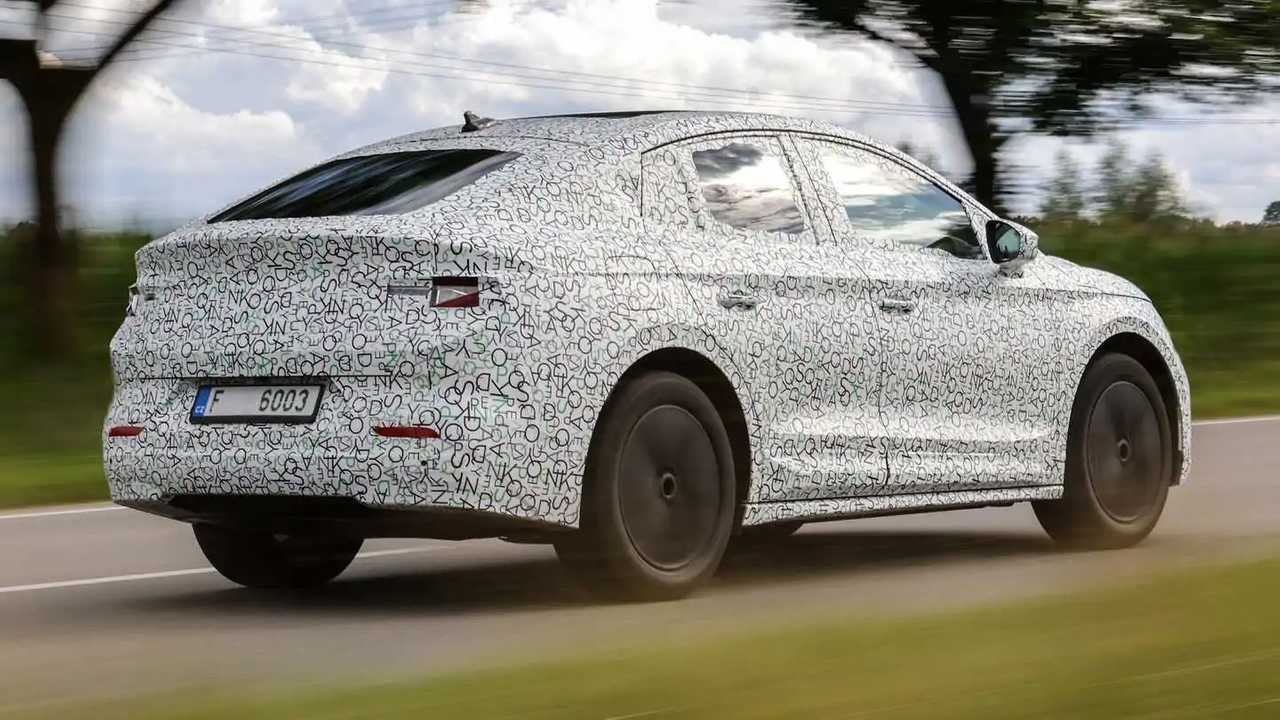 Skoda Enyaq Coupe iV kamuflajlı prototipi