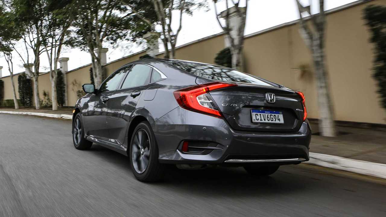 Honda Civic Touring em movimento