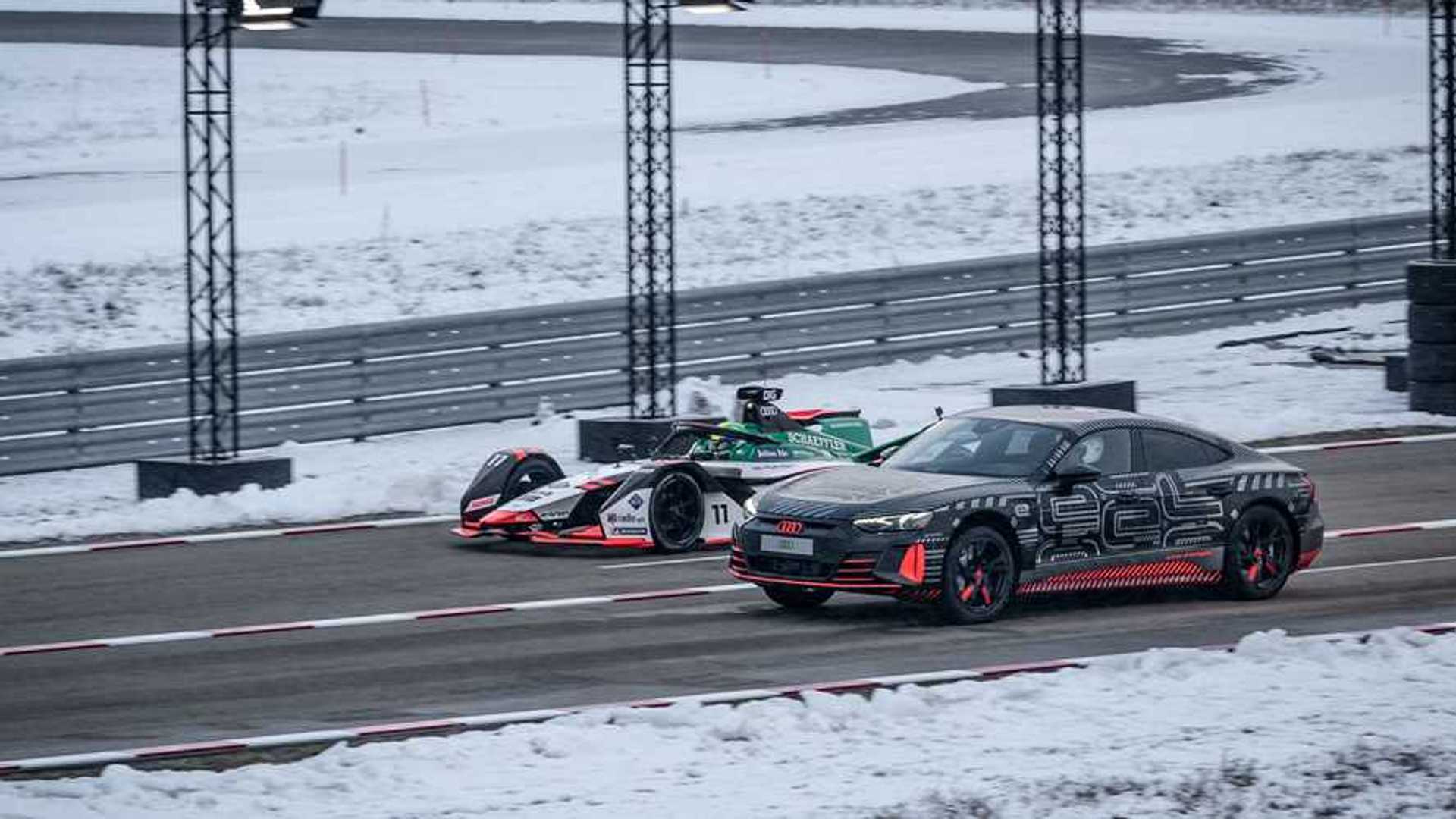 Un Automobile Ha Una Massa Di 900 Kg
