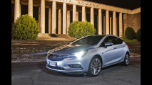 Opel Astra, il test dei fari intelligenti