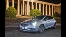 Opel Astra, il test dei fari intelligenti