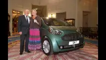 Stirling Moss e consorte con la Aston Martin Cygnet