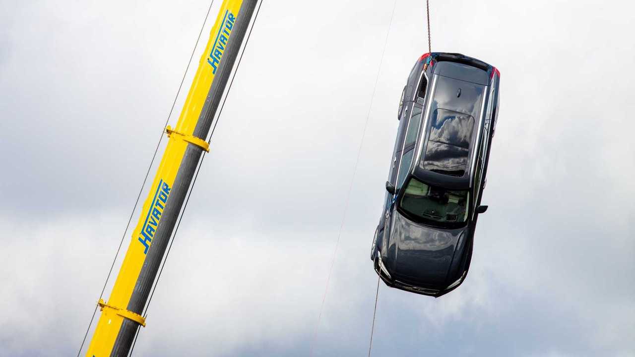 Volvo сбросила 10 машин с 30-метровой высоты