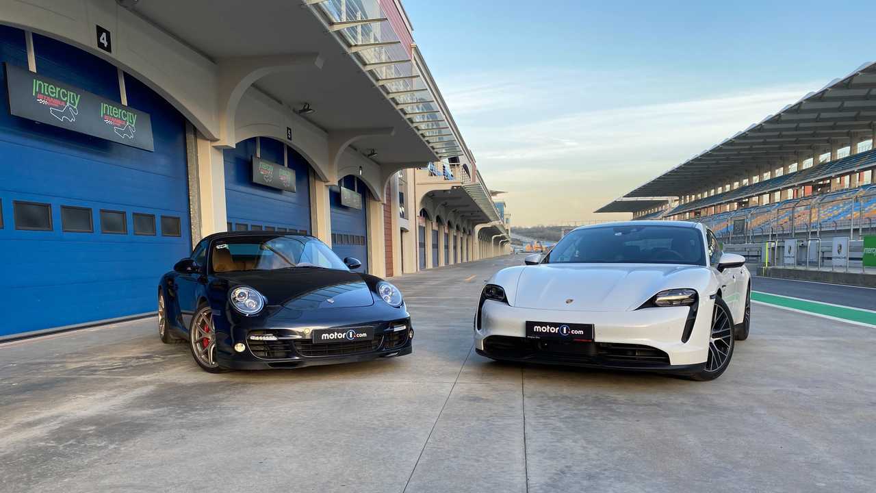Porsche 911 Turbo Cabriolet vs Taycan 4S