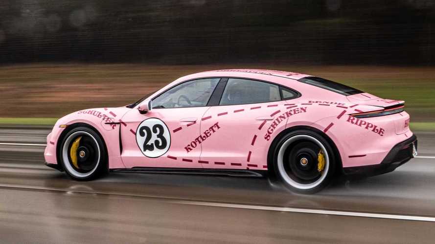 El Porsche Taycan se luce con tres decoraciones clásicas