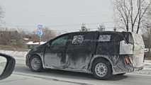 2016 / 2017 Chrysler Town & Country spy photo