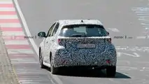 Nuova Toyota Yaris Hybrid, le foto spia