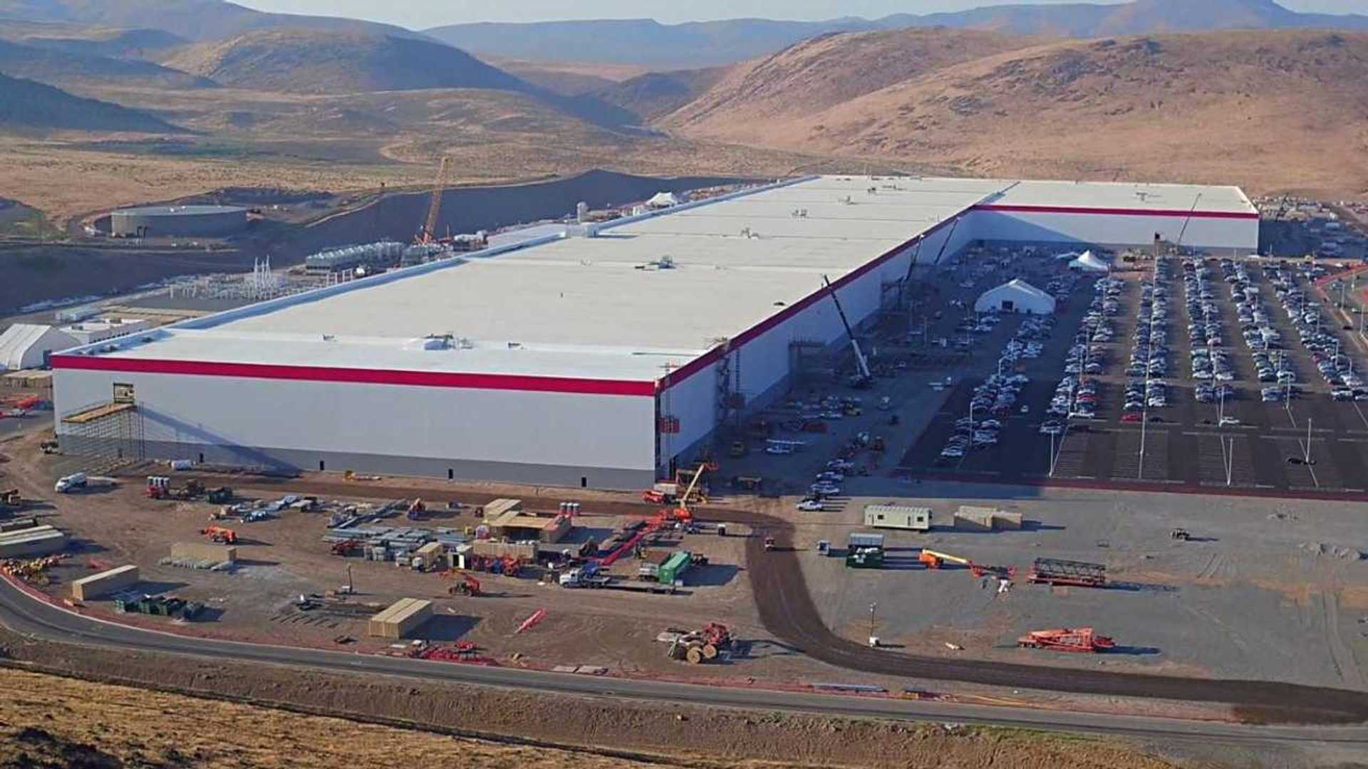 Tesla svela come funziona una Gigafactory (ma è giallo con Panasonic)