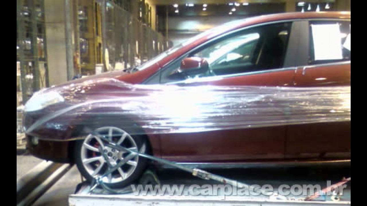 Novo Fiat Bravo já está no Brasil - Novo modelo foi flagrado em aeroporto de SP