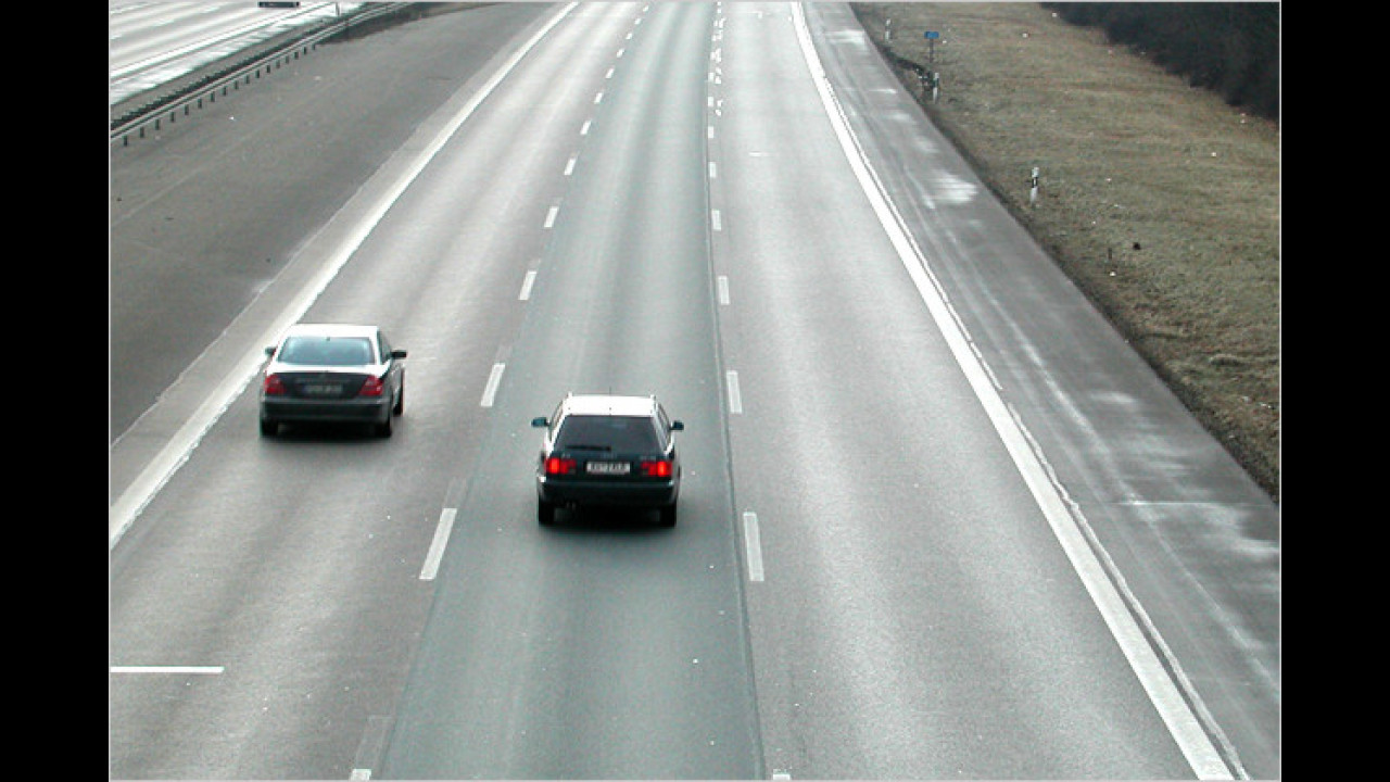 Autobahn: Darf man auf der mittleren Spur fahren, wenn die rechte frei ist?