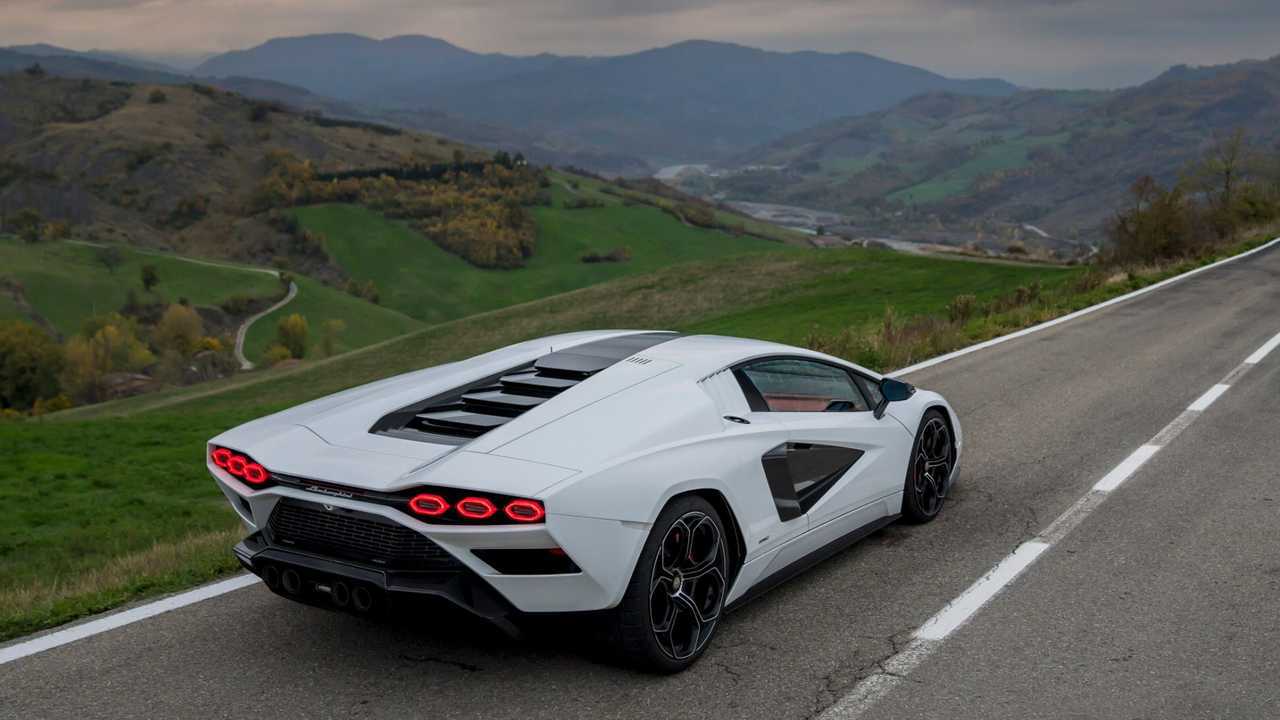 Lamborghini Countach LPI 800-4 en carretera abierta