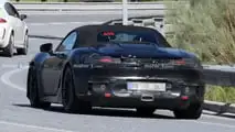 Porsche 718 Boxster elettrica, le foto spia coi fari di serie