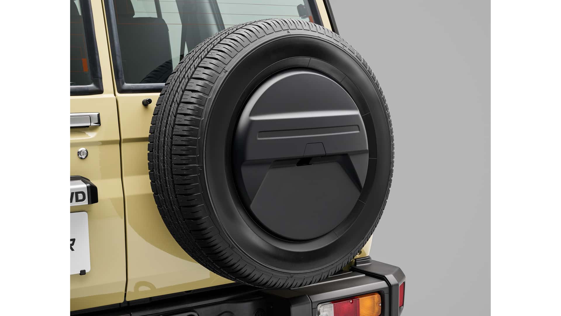 https://cdn.motor1.com/images/mgl/VzME7R/s1/2024-toyota-land-cruiser-70-series-jdm.jpg
