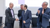 Der Straßkirchner Bürgermeister Christian Hirtreiter (rechts)  gratuliert Alexander Kiy, Leiter des BMW-Werksaufbaus 