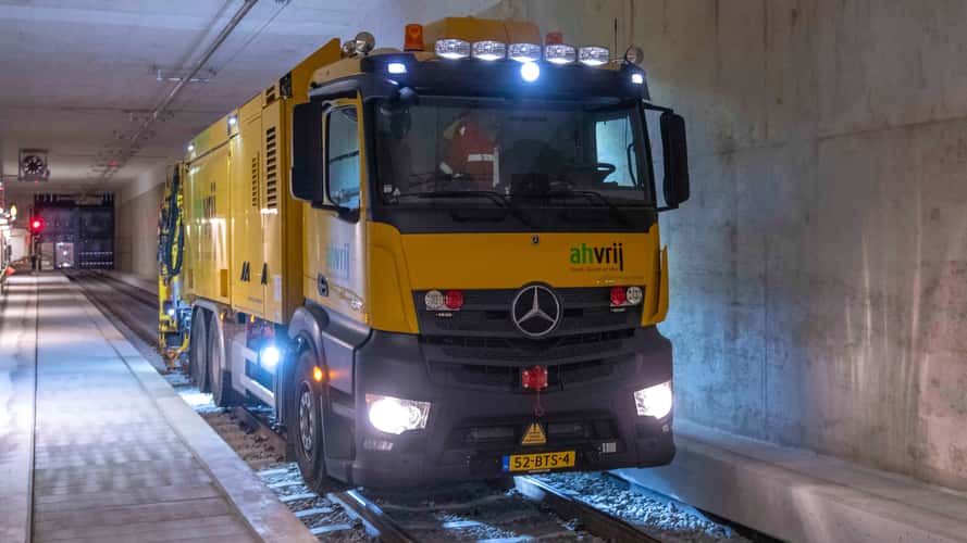 Mercedes-Benz Actros (2024) auf Schienen reinigt Gleisbett