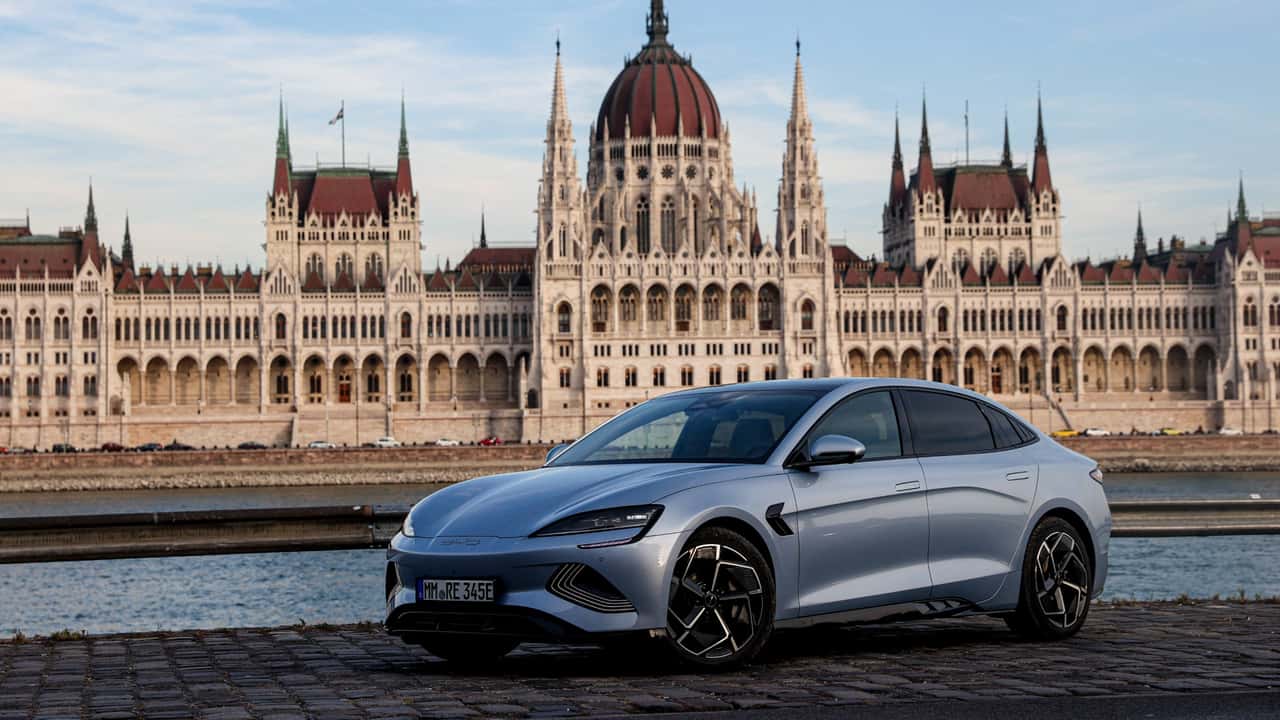 BYD Seal vor dem ungarischen Parlament in Budapest